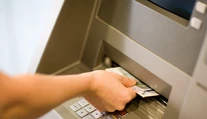 Technická chyba umožnila neobmedzený výber peňazí z bankomatov. Ľudia stihli vybrať desiatky miliónov