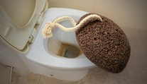 Žena bola zúfalá zo špinavého WC. Pomohla si kameňom, ktorý máte možno doma z dovolenky