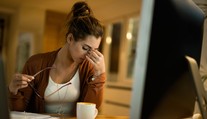 Unavené oči. Pozrite sa, ako im môžete dopriať úľavu, aj keď denne pracujete s počítačom