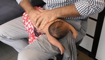 Chiropraktik ukazuje, ako lieči detskú koliku. Jeho video vyvolalo búrlivé reakcie