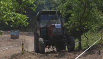 V Hrušove na juhu Slovenska si to rozdali medzi sebou traktoristi
