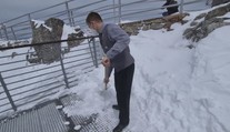 Vysokohorské chaty sú pod snehom a o jari zatiaľ nehovoria. Dilemu má aj tá najvyššie položená