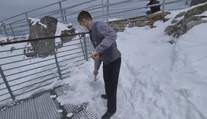 Vysokohorské chaty sú pod snehom a o jari zatiaľ nehovoria. Dilemu má aj tá najvyššie položená