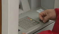 Peniaze nemá na účte ani v hotovosti. Výber z bankomatu sa pre muža z Lučenca stal nočnou morou