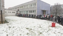 Návrat detí do škôl sprevádzal chaos. Riaditelia čakali v zlom počasí hodiny na pridelenie samotestov