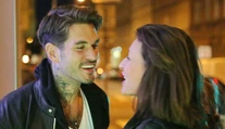 Priateľ Vicy Kerekes na výstave erotických pomôcok. Bozkával cudziu ženu