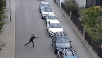 VIDEO: Opitá žena v Brne demolovala autá. Robila tak s propán-butánovou fľašou
