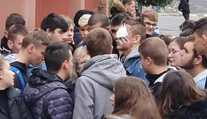 Andreas zázrakom prežil nehodu autobusu. Prišiel si uctiť pamiatku tých, ktorí také šťastie nemali