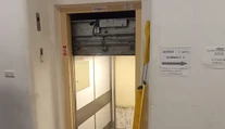 V pražskej nemocnici sa zrútil do šachty výťah. Vo vnútri bolo 13 ľudí vrátane detí