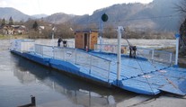 Počas opravy mosta v Strečne bude ľudí cez Váh prevážať kompa. Môže však vzniknúť problém