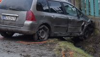 Chlapec (15) z východu si zavaril. Poriadne opitý a bez vodičáku mal vpáliť do zaparkovaného auta