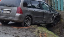 Chlapec (15) z východu si zavaril. Poriadne opitý a bez vodičáku mal vpáliť do zaparkovaného auta