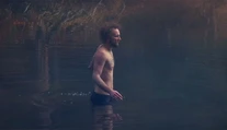 V mrazoch polonahý do jazera. Slovenská kapela sa v klipe odviazala