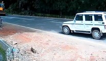 VIDEO: Tragédii ušiel o chlp. Motorkára zachránilo od stretu s bagrom SUV