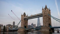 VIDEO: Parádny kúsok dvoch parašutistov. Vyskočili z helikoptéry kilometer nad Londýnom a preleteli cez Tower Bridge