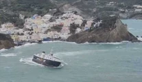 VIDEO: Ľudia kričali od hrôzy, autá lietali zo strany na stranu. Obrovské vlny takmer potopili trajekt
