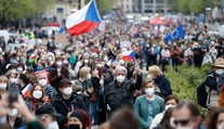 Do ulíc vyšli tisíce ľudí. Česi demonštrovali proti Zemanovi a ruskému vplyvu