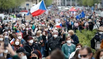 Do ulíc vyšli tisíce ľudí. Česi demonštrovali proti Zemanovi a ruskému vplyvu