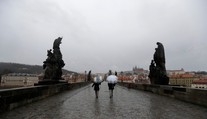 Ruskí diplomati, ktorých vyhostilo Česko, opustia Prahu v nedeľu
