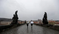 Ruskí diplomati, ktorých vyhostilo Česko, opustia Prahu v nedeľu