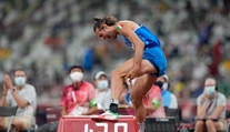VIDEO: Jeden z najsilnejších momentov OH. Tuhý boj o zlato súperi vyriešili nečakaným spôsobom