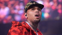 Chris Brown skončil za mrežami. Zaplatil mastnú kauciu
