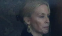 Kylie Minoque je zrútená! Snúbenca vyhodila z domu