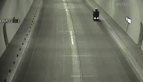 Vidíte dobre. Dôchodca na elektrickom vozíku prešiel dvojkilometrovým tunelom