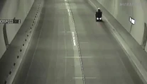 Vidíte dobre. Dôchodca na elektrickom vozíku prešiel dvojkilometrovým tunelom