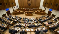 Zvyšovanie platov poslancov pobúrilo verejnosť, takto to vidia oni