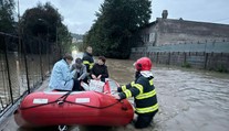 FOTO: Hasiči evakuujú obyvateľov z viacerých zaplavených oblastí v Bratislavskom kraji