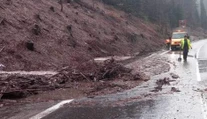 FOTO: Blato, kamene a konáre obmedzovali dopravu. Pod Donovalmi sa zosunul svah