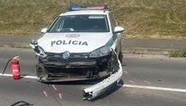 Vážna nehoda vo Vranove nad Topľou. Čelne sa zrazili dve vozidlá, jedno z nich patrí policajtom