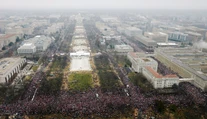 Vo Washingtone protestovali proti Trumpovi státisíce ľudí