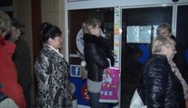 Realita na Slovensku: Pacienti spia pred nemocnicou od večera. S časenkami sa "kšeftuje"