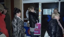 Realita na Slovensku: Pacienti spia pred nemocnicou od večera. S časenkami sa "kšeftuje"