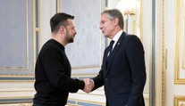 Blinken pricestoval na neohlásenú návštevu Kyjeva. Oznámil, že na Ukrajinu už prichádza nový balík zbraní
