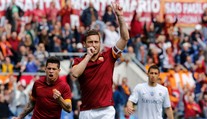Legendárny Totti oslávil štyridsiatku, AS Rím si ho uctil videom s jeho najkrajšími gólmi