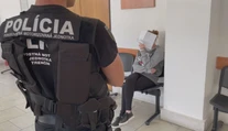 Nahlásila bombu a mobil vyhodila do Váhu. Pre paniku v bankách môže dievča stráviť roky za mrežami
