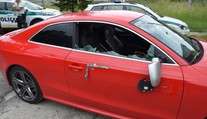FOTO: Pred barom v Hriňovej niekto rozmlátil sekerou luxusné auto