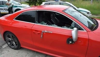 FOTO: Pred barom v Hriňovej niekto rozmlátil sekerou luxusné auto
