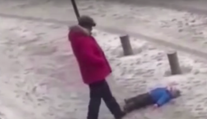 VIDEO: Chlapček sa nevedel postaviť zo zeme, otec ho namiesto pomoci surovo kopol
