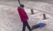 VIDEO: Chlapček sa nevedel postaviť zo zeme, otec ho namiesto pomoci surovo kopol