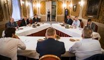 V hre sú aj zmeny vo vláde. Špičky strán diskutovali o tom, ako bude koalícia po voľbách postupovať
