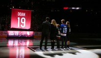 VIDEO: Arizona vyradila pod strop haly dres svojej veľkej legendy Shanea Doana. Nechýbali slzy