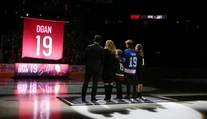 VIDEO: Arizona vyradila pod strop haly dres svojej veľkej legendy Shanea Doana. Nechýbali slzy