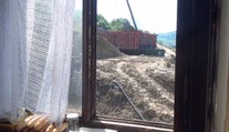 Takto to vyzerá, keď vám pri bytovke stavajú tunel. Bývať by ste tu nechceli