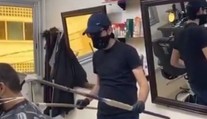 VIDEO: Barberi našli kreatívny spôsob, ako sa vyhnúť koronavírusu. Postačí im palica