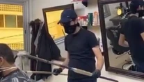 VIDEO: Barberi našli kreatívny spôsob, ako sa vyhnúť koronavírusu. Postačí im palica