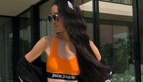 Návrhárka zrejme oklamala čas. V 70-ke vyzerá ako mladé dievča